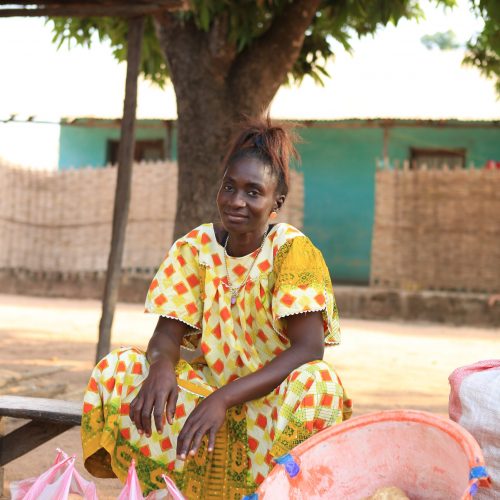 Projekt GB 2/19/02 APRODEL

DIe Bauerin und Coiffeuse Djenabu TurÅ½ vor ihrem Haus in Bamtamjan, im Osten Guinea-Bissaus. Dank der Unterstuetzung der Vereinigung APRODEL konnte sie ihren Anbau von Suesskartoffeln und damit Ihr Einkommen vervielfachen. Jetzt traeumt sie von einem Frisiertisch fuer ihren Coiffeursalon, einem Fernseher und neuen Moebeln. Sie ist geschieden und seit vielen Jahren bei APRODEL dabei. Dort hat sie auch einen Mikrokredit bekommen.